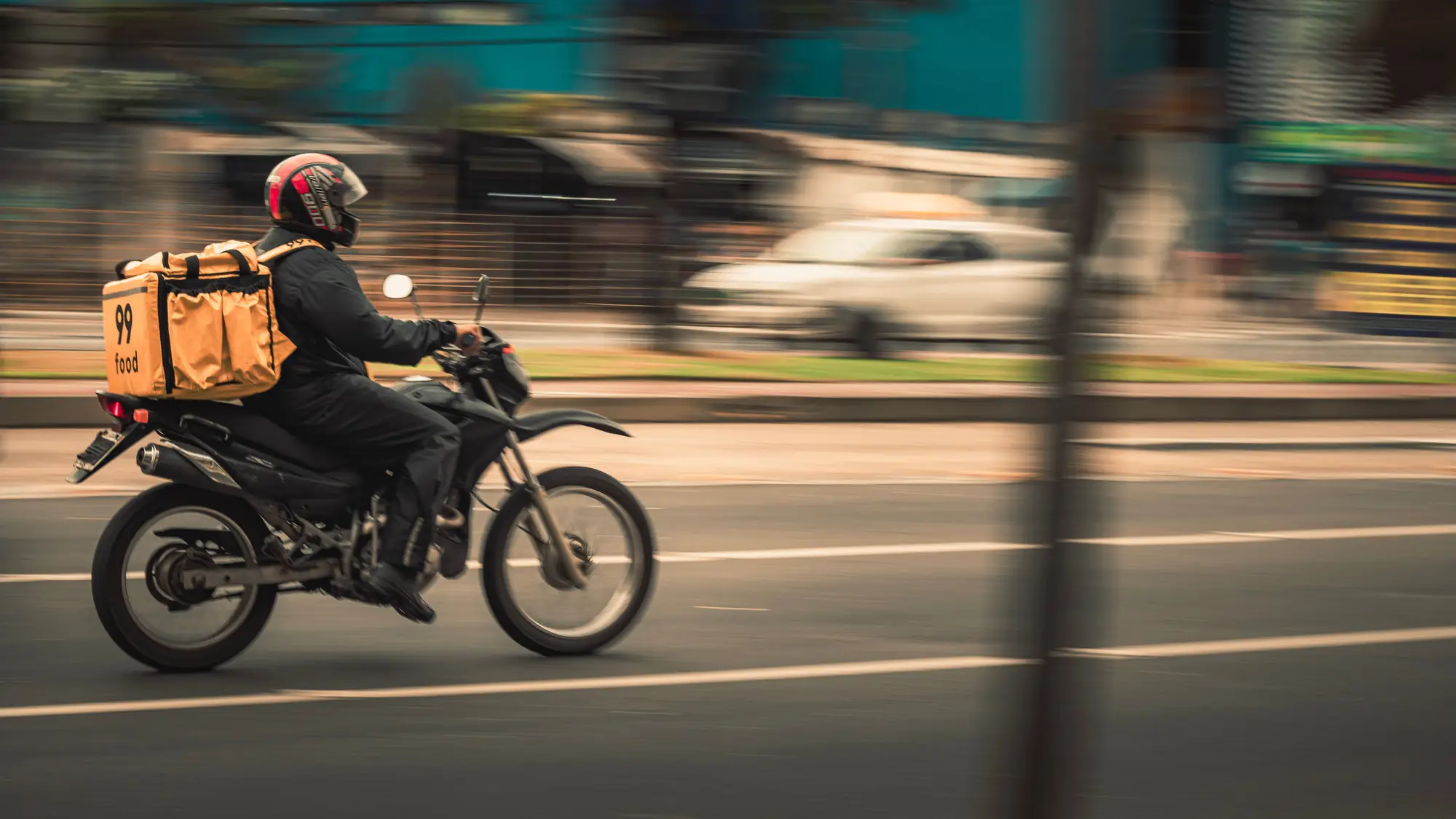 Hareket halindeki paket servis motokuryesi
