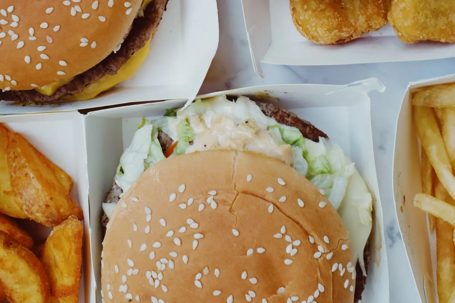 Hamburger ve patates menüsü — kampanya ve promosyon yönetimi