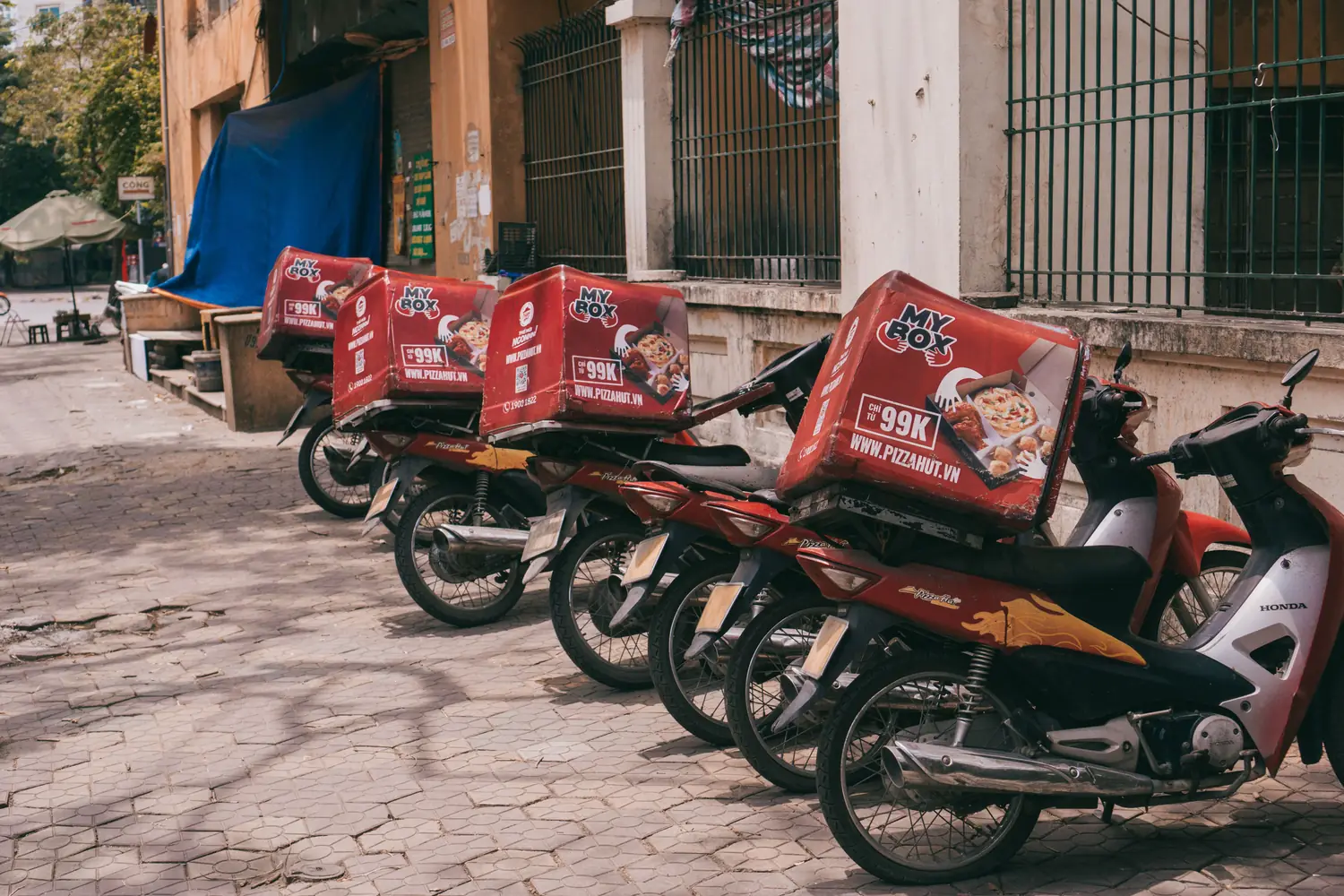 Sıraya dizilmiş paket servis motokuryeleri — çoklu platform panel yönetimi
