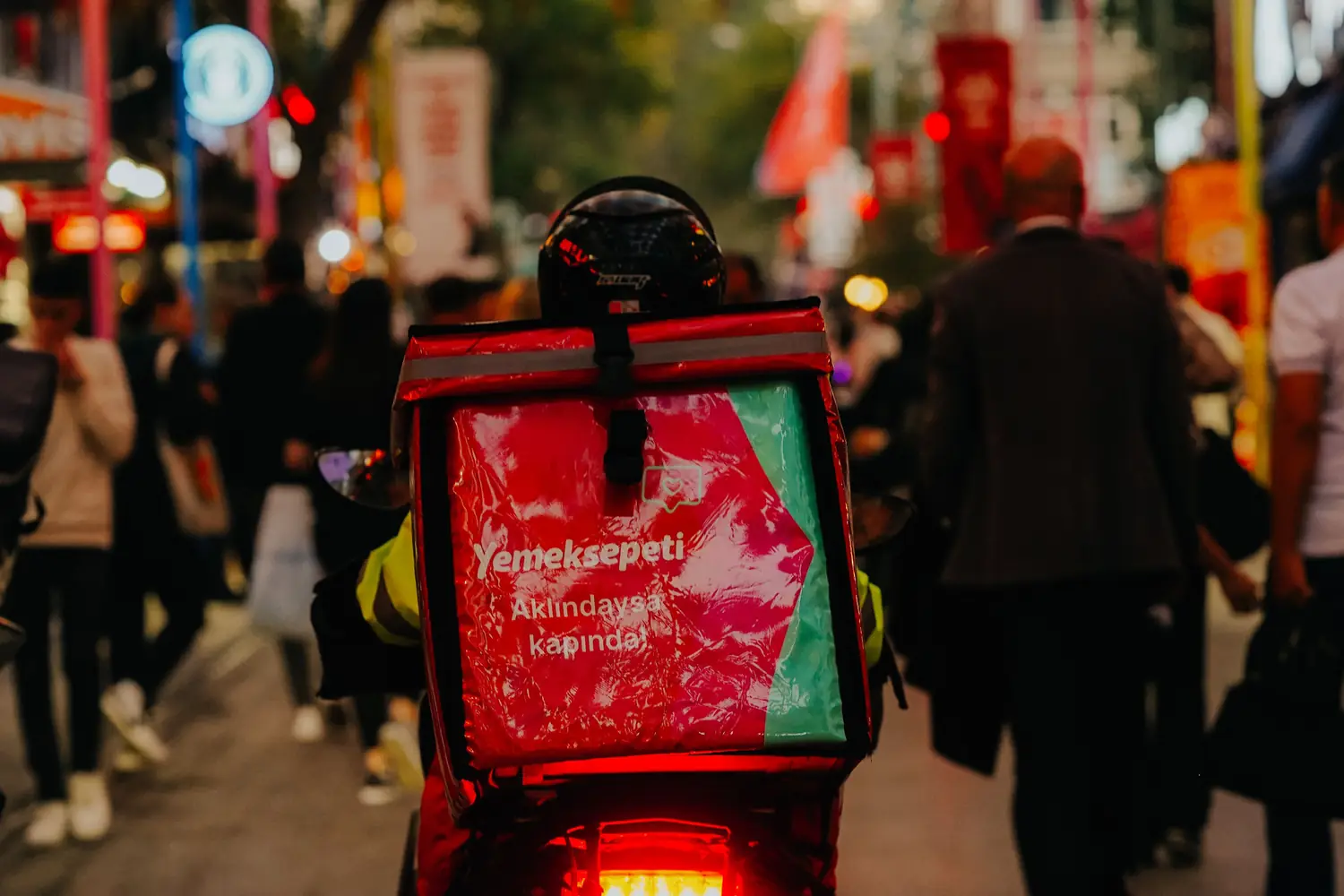Yemeksepeti çantalı motokurye — platform reklam yönetimi